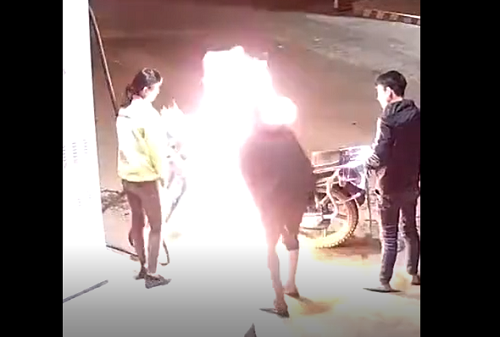 Thanh niên nghịch dại châm lửa đốt xe ở trạm xăng và cái kết