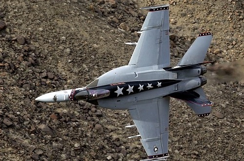 Tiêm kích F/A-18E của Hải quân Mỹ bất ngờ gặp nạn tại California