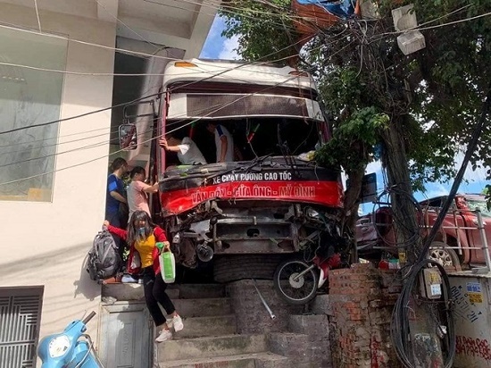 Tạm giữ tài xế xe khách tông hàng loạt xe máy tại Quảng Ninh