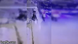 Video: Kinh hoàng khoảnh khắc nam thanh niên bị xe buýt cán tử vong sau cú phanh gấp