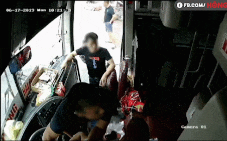 Côn đồ ngang nhiên leo lên xe khách 