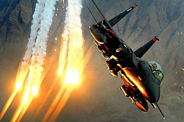 Mỹ sở hữu siêu tiêm kích mang bom chùm, có thể phá tan tàu tấn công của Iran?