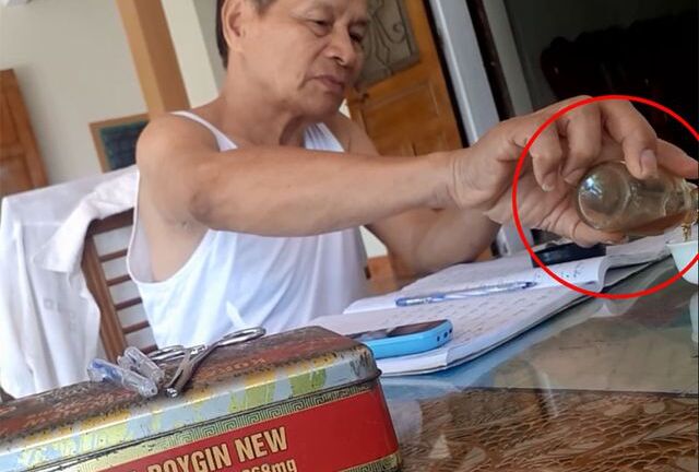 Ngã ngửa trước “biệt tài” của “lang băm” dùng kính lúp soi bệnh dại?