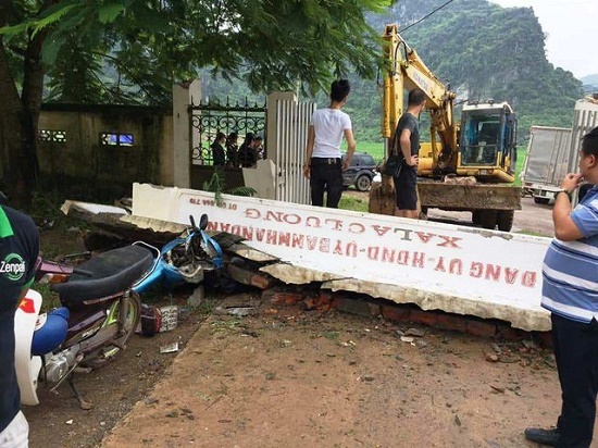 Xe kéo tông sập cổng UBND, thiệt hại nhiều tài sản
