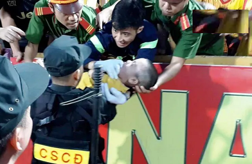 Người đầu tiên phát hiện bé trai co giật trên sân Thiên Trường kể lại giây phút nghẹt thở
