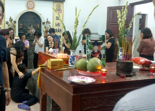 Xót xa đám tang trong đêm của cháu bé 6 tuổi bị bỏ quên trên xe