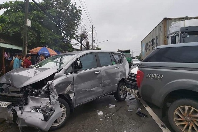 Tin tức tai nạn giao thông mới nhất hôm nay 8/8/2019: 5 xế hộp bị xe container tông trên quốc lộ