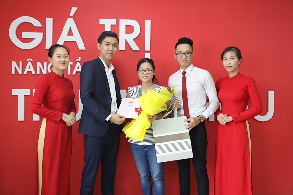 Địa ốc Đất Việt trao sổ hồng cho khách hàng trước thời hạn