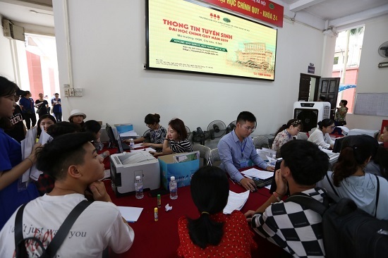 Rộn ràng không khí xét tuyển đại học chính quy, cao đẳng tại Trường ĐH Kinh doanh và Công nghệ Hà Nội