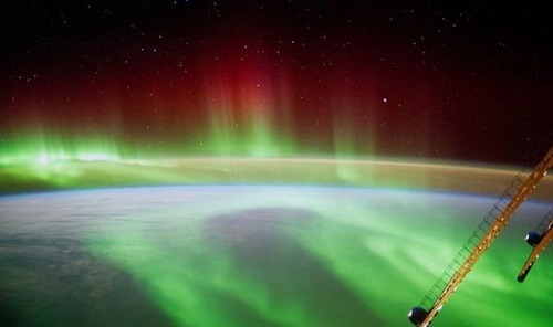 NASA cố tình che giấu ảnh UFO bay gần Trạm Vũ trụ Quốc tế? 