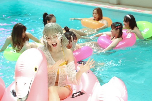 Video: Hari Won khoe tóc bạch kim, diện bikini gợi cảm quay MV mới