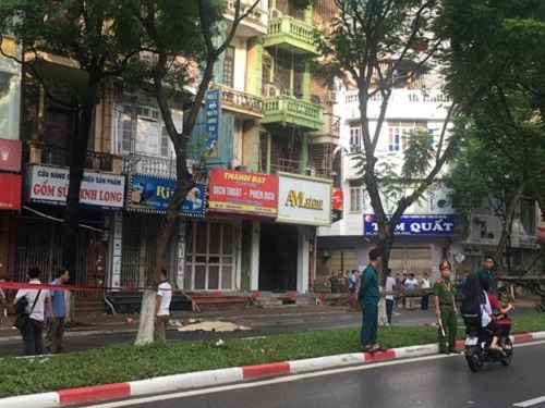 Hà Nội: Đổ cây trên đường Trần Đăng Ninh, một người tử vong