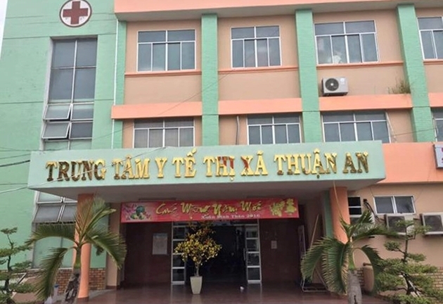 Bé gái sơ sinh còn nguyên dây rốn bị bỏ rơi bên bụi cây