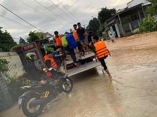 Giải cứu thành công 6 người mắc kẹt trong lũ dữ tại Đồng Nai