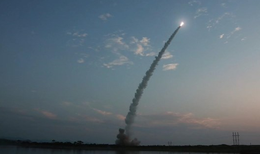 Triều Tiên tiếp tục bắn hai vật thể chưa xác định ra biển