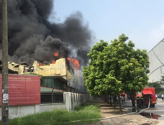 Cháy lớn tại kho xưởng gần Aeon Mall Long Biên, cột khói đen kịt cao gần chục mét