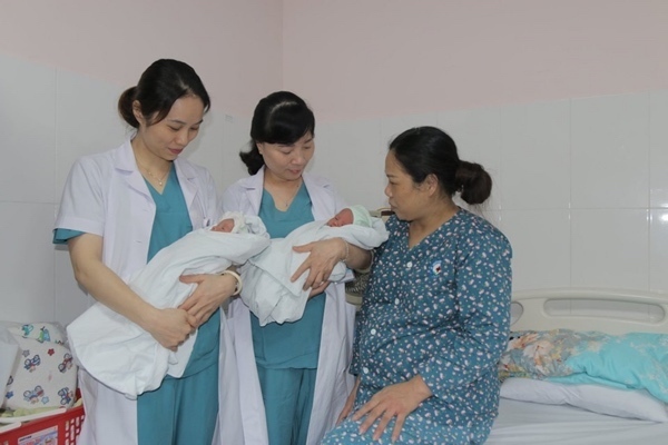 Những bà mẹ lớn tuổi, niềm vui vỡ òa sau nhiều năm hiếm muộn