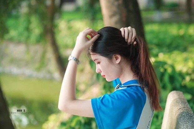 Nữ sinh Bách khoa gây sốt với vẻ đẹp mong manh tựa thiên thần dù chỉ mặc đồng phục thể dục