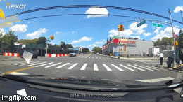 Video: Khoảnh khắc 2 ô tô đâm nhau giữa ngã tư, người đi xe đạp bị hất bay kinh hoàng