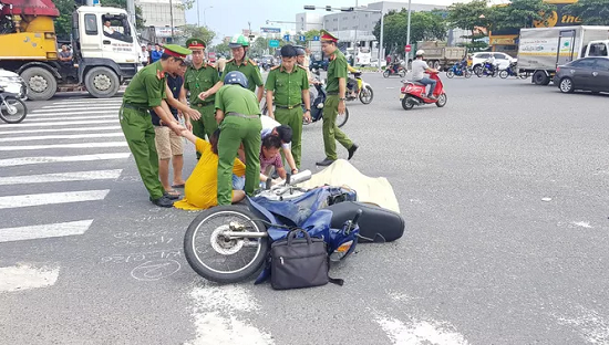 Đà Nẵng: Con trai gào khóc bên thi thể cha bị xe ben cán