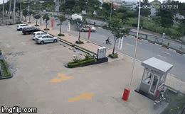 Video: Khoảnh khắc xe bồn bất ngờ mất lái húc văng ôtô rồi cuốn xe đạp điện vào gầm