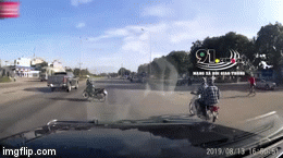 Video: Xe khách bấm còi xin vượt, người phụ nữ hoảng sợ nhảy khỏi xe máy