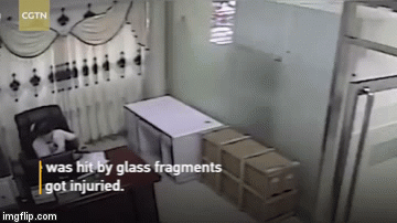 Video: Thót tim cảnh ô tô “điên” mất lái đâm ngang đường rồi xuyên thủng nhà dân