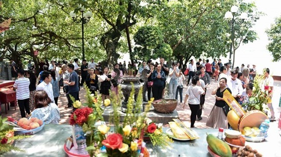 Người Hà Nội tấp nập đổ về Phủ Tây Hồ cầu bình an ngày lễ Vu Lan