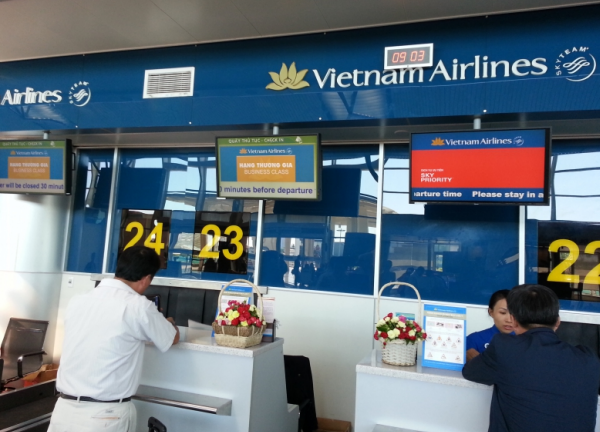 Nữ nhân viên Vietnam Airlines trả lại hơn 300 triệu đồng khách bỏ quên tại phòng vé