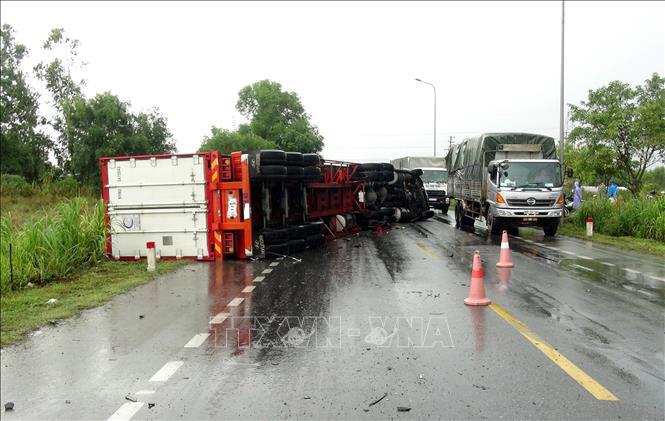 Tin tức tai nạn giao thông mới nhất hôm nay 17/8/2019: Lật xe container trên quốc lộ 1A đoạn qua Quảng Bình