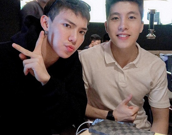 Erik tiết lộ về người đàn ông ngồi trên giường, xuất hiện trong livestream của mình