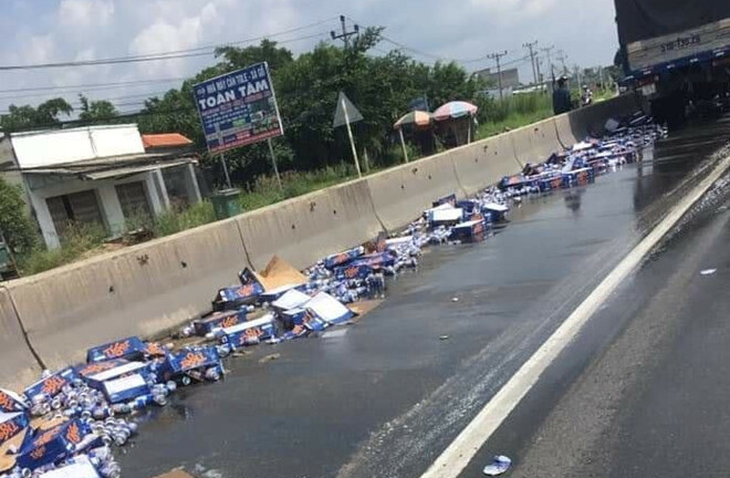 Tin tức tai nạn giao thông mới nhất hôm nay 18/8/2019: Xe chở bia gặp nạn, người dân hỗ trợ tài xế