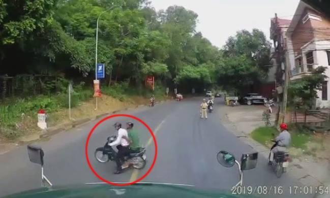 Video: Bỏ chạy khi gặp cảnh sát giao thông, tài xế xe máy suýt gây họa