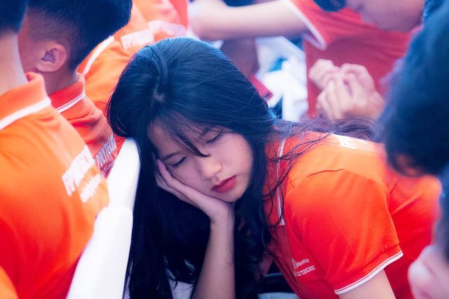 Nữ sinh 10X ngủ gật khiến dân mạng ráo riết truy tìm danh tính