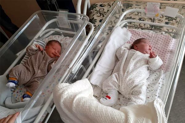 Hy hữu bà mẹ sinh đôi con cách nhau hai tháng rưỡi