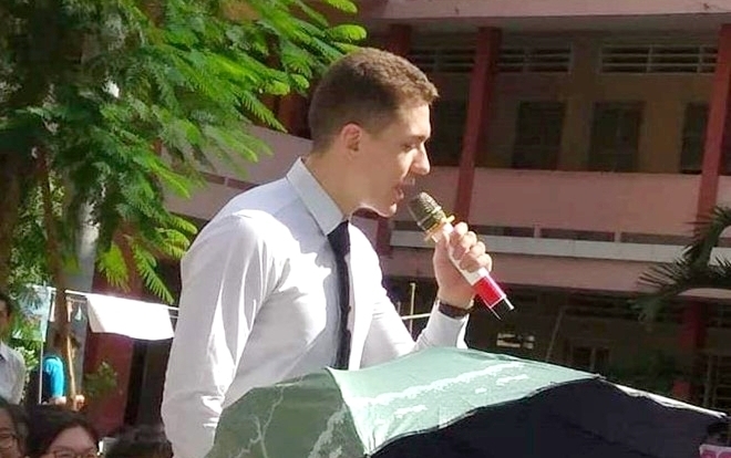 Thầy giáo đẹp trai như soái ca được dân mạng truy tìm thông tin sau bức ảnh chụp trộm