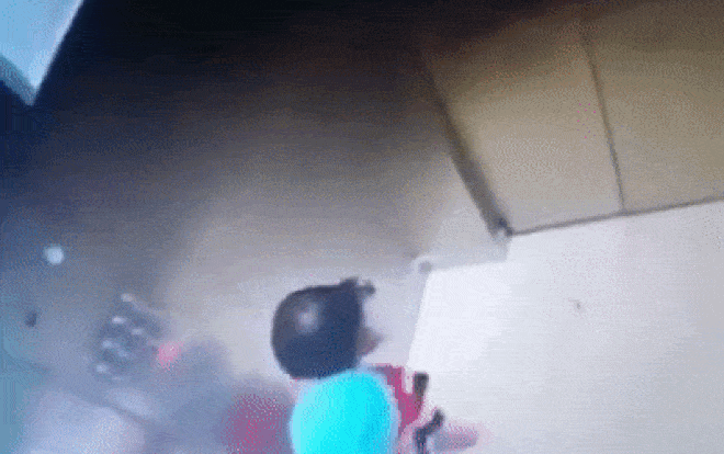 Cô bé nhanh trí cứu em trai thoát khỏi bị treo cổ trong thang máy