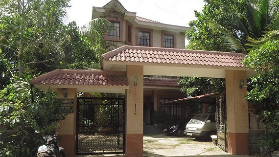 Di lý cựu Trưởng Phòng TN&MT Côn Đảo về bờ để phục vụ công tác điều tra