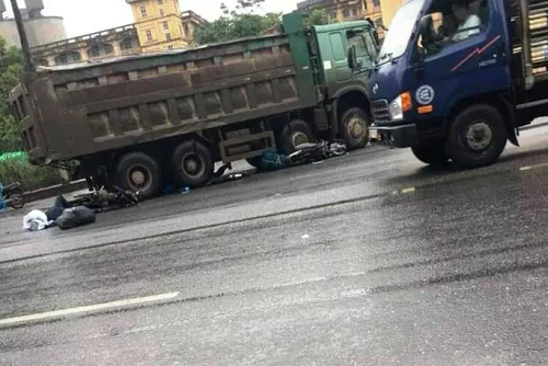 Xe máy va chạm ô tô tải, 2 du khách người nước ngoài thương vong