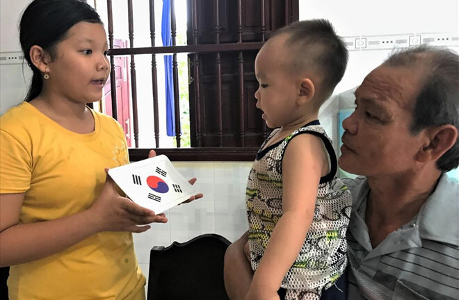 Choáng với “thần đồng” 2 tuổi ở Hậu Giang đọc báo và phát âm tiếng Anh vanh vách