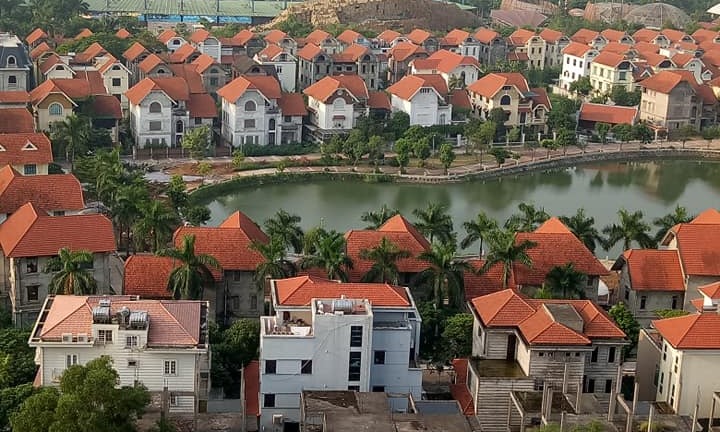 Cận cảnh khu biệt thự liên tục hạ giá “sập sàn” nhưng vẫn “phủ mền đắp chiếu” trong hoang lạnh