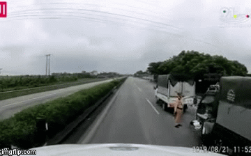 Video: Tài xế container phanh “cháy lốp” tránh quái xế liều lĩnh quay xe đầu trốn cảnh sát giao thông