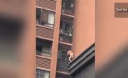 Video: Thót tim cảnh ông cõng cháu cố gắng thoát khỏi tòa chung cư bốc cháy ngùn ngụt