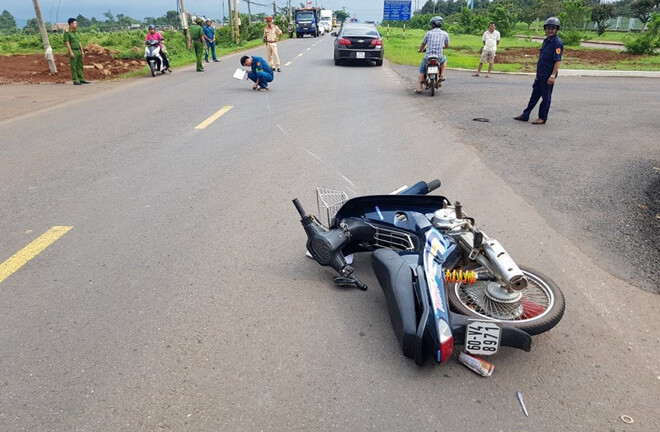 Tin tức tai nạn giao thông mới nhất hôm nay 23/8/2019: Người đàn ông tông CSGT để bỏ chạy