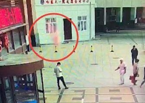 Video: Người đàn ông đang đứng dưới đường thì bị người nhảy lầu tự sát rơi trúng