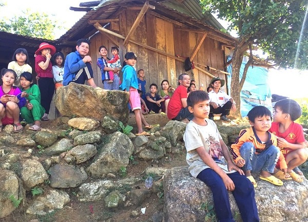 Đắng lòng ở nơi hễ buồn lại tìm lá ngón...