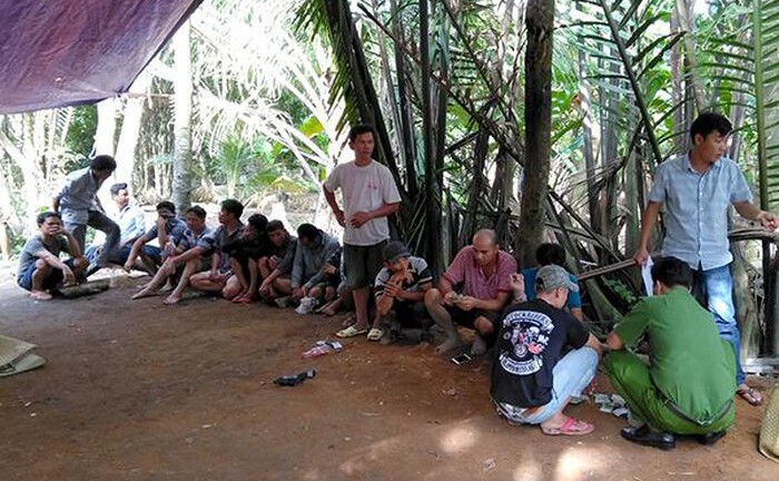 Triệt phá tụ điểm đá gà, nhiều con bạc nhảy xuống sông thoát thân