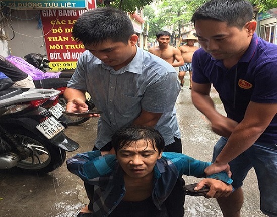 Hà Nội: Hai đại úy công an truy bắt, khống chế tên cướp giữa đường