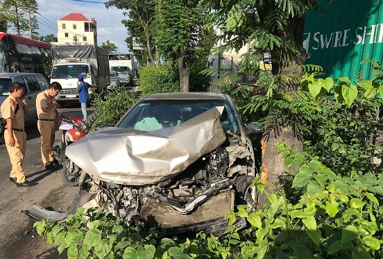 TP. HCM: Mất lái, ô tô Camry húc bay dải phân cách khiến người đi đường hoảng hốt