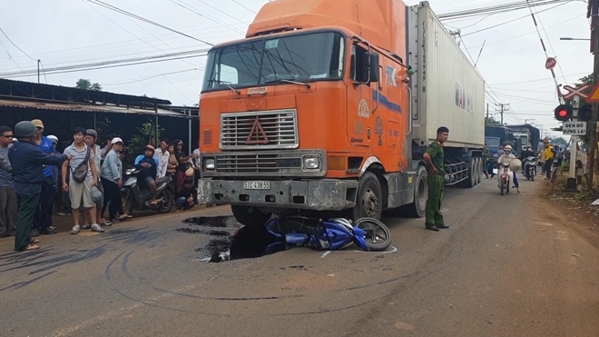 Tin tức tai nạn giao thông mới nhất hôm nay 24/8/2019: Trung úy bộ đội tử vong sau va chạm